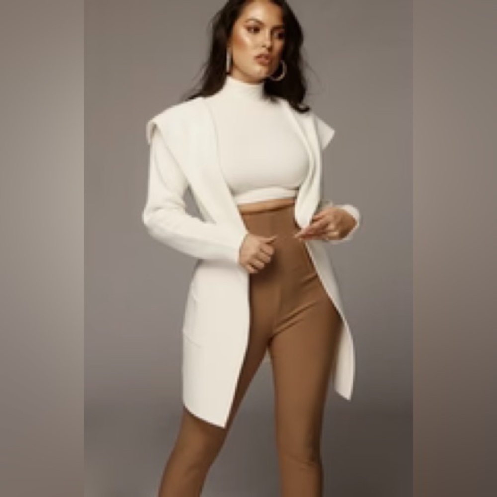 Jlux Label LIGHTLY USED Ivory Cyn
Soft Sweater -
Small